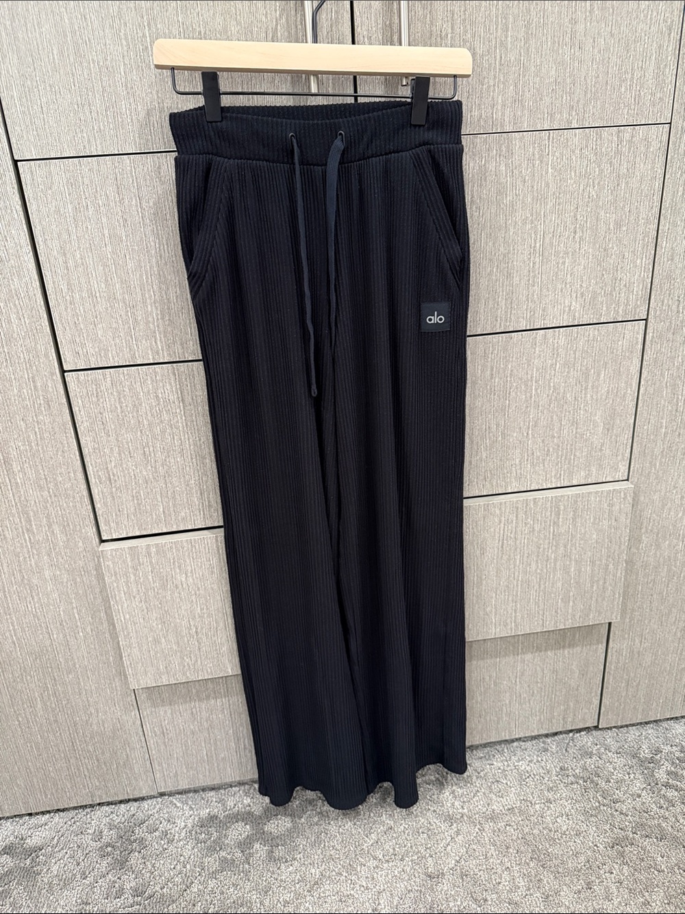 ALO Yoga Women’s Black Ribbed Drawstring Joggers